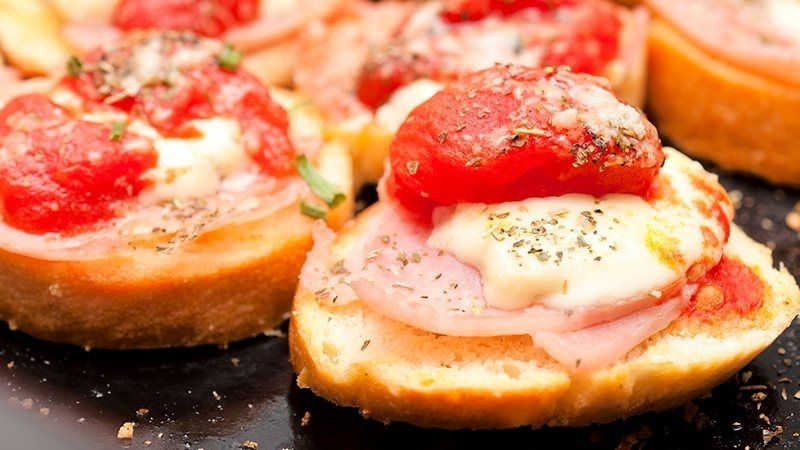 Crostini con prosciutto cotto pomodoro e formaggio-1