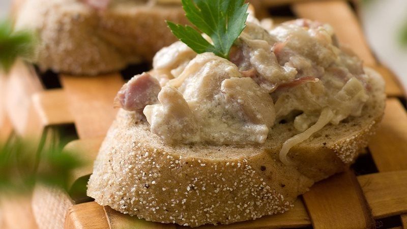 Crostini crudo e funghi porcini-1