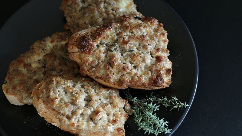 Crostini salsiccia e stracchino-1