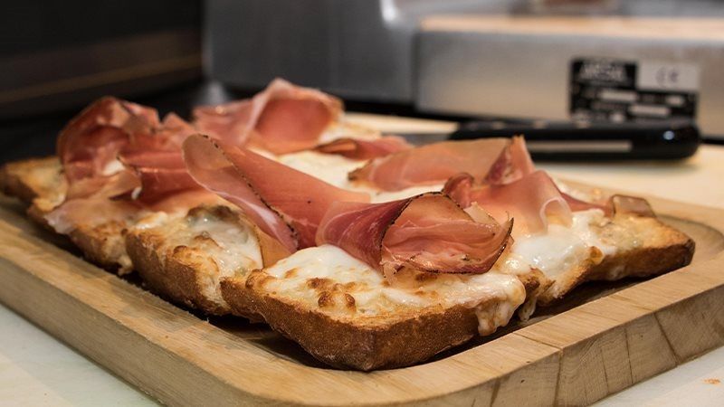 Crostini speck e mozzarella-1