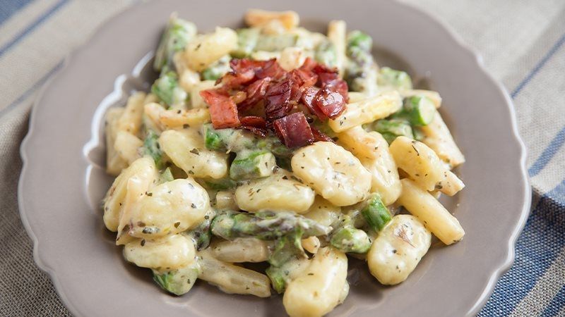 Gnocchi di miglio con asparagi e pancetta-1