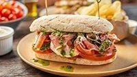 Panino con il prosciutto crudo e crema di rucola-1