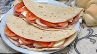 Piadina con salame ungherese mozzarella e pomodoro_16_9