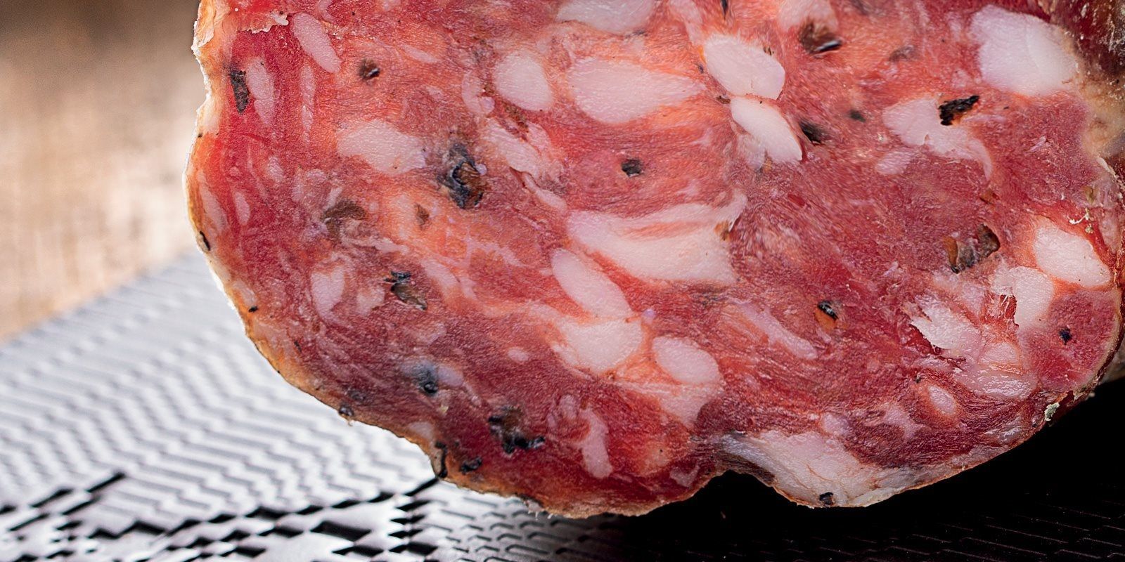 levoni_salumi-tartufo_salame250_foto-degustazione(1)