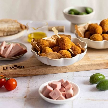 olive all’ascolana dorate e croccanti con ripieno di Mortadella Levoni, servite su una ciotola elegante con carta forno per fritti per un’atmosfera da aperitivo conviviale e glamour. 